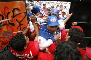 Disturbios por militantes hace cerrar por minutos un centro de votación