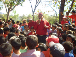 Alcalde de Torola lleva alegría a niños de San Simón