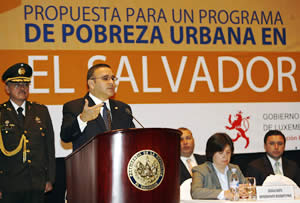 Mauricio Funes dirigiéndose al público