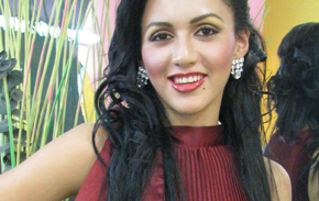 Lady Carolina Guzmán, reina del carnaval de San Miguel. 