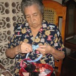 04-mi-abuelita-aminta-cociendo-eguizabal-me-hace-diademas-a-mi