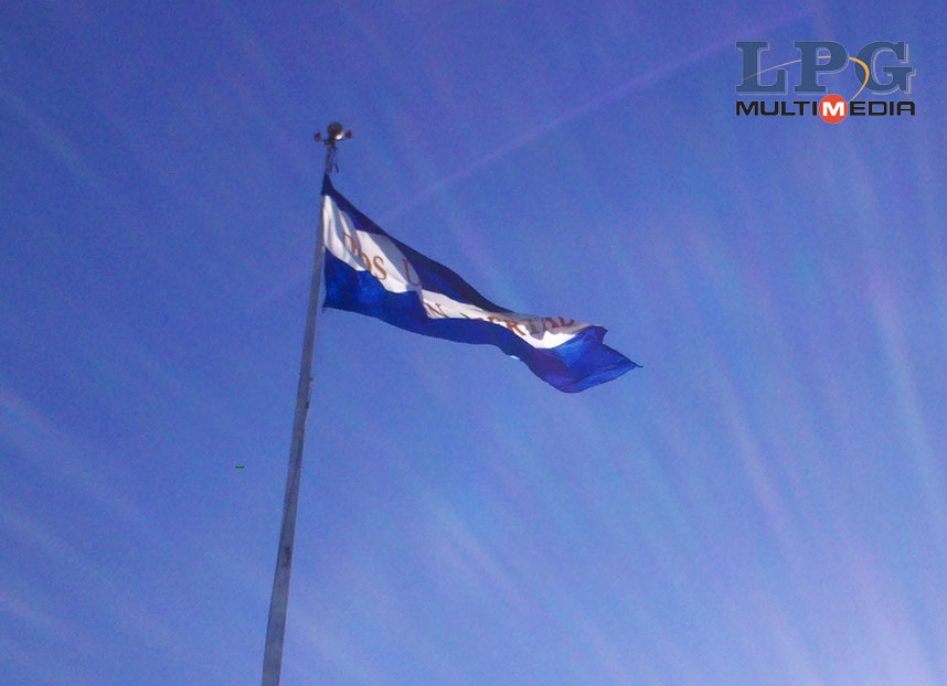 Militares izan bandera en Plaza Masferrer. Bicentenario del Primer