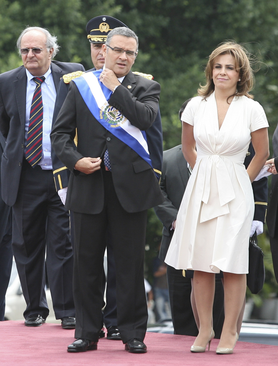 El presidente de la República, Mauricio Funes llegó junto a su esposa, Vanda Piganto a las 10:30 a.m. a Salón Azul de Asamblea Legislativa. Foto La Prensa.