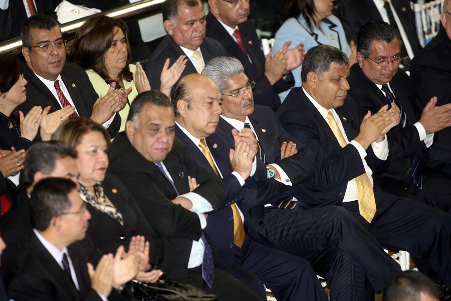 Durante algunos anuncios hechos por el presidente, Mauricio Funes, algunos invitados aplaudieron. Foto La Prensa.