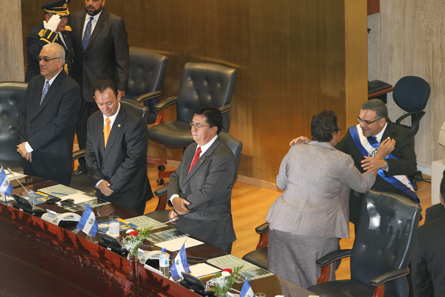 Antes de dejar las instalaciones del Salón Azul, el mandatario, Maurcio Funes se despidió de los miembros de la Junta Directiva del Órgano Legislativo.