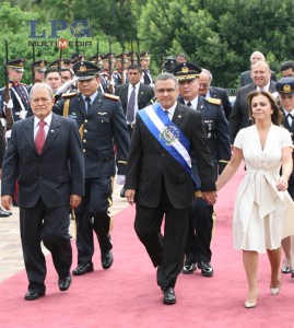 Presidente de la República, Mauricio Funes ingresa junto a su esposa, Vanda Pignato y el vicepresidente, Salvador Sánchez Cerén. Foto LPG