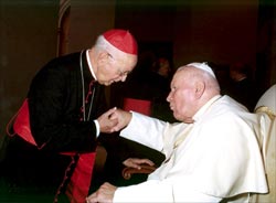 AP/LA PRENSA El Papa Juan Pablo II recibe la bendición de uno de los cardenales.