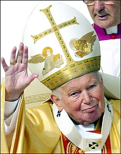El Santo Padre, Juan Pablo II, será recordado como el pontífice que revolucionó la forma de trabajo de la Iglesia Católica. Más cercona a sus fieles.