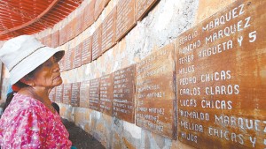 El Mozote.  Juana Sánchez, familiar de víctimas de El Mozote, frente al monumento alusivo a la masacre de diciembre de 1981. Foto de LA PRENSA/Milton Flores