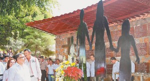 Ofrenda.  El presidente colocó flores en el monumento a las víctimas de El Mozote.  Foto de LA PRENSA/Milton Flores