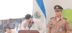 Llora. El presidente Mauricio Funes se seca las lágrimas durante su discurso de conmemoración a las víctimas de El Mozote en el 20.º aniversario de los Acuerdos de Paz. Foto de LA PRENSA/Milton Flores