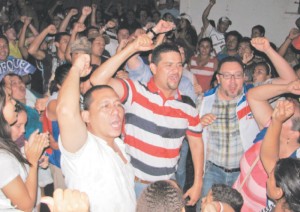 Aval. La amenaza de despidos fue avalada por los simpatizantes de ARENA que celebraban el triunfo electoral de Ezequiel Milla. Foto de LA PRENSA/Ángela Alfaro Aval. La amenaza de despidos fue avalada por los simpatizantes de ARENA que celebraban el triunfo electoral de Ezequiel Milla. Foto de LA PRENSA/Ángela Alfaro