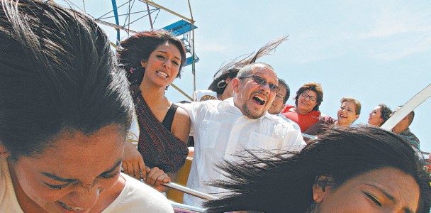 Emoción. El alcalde de Santa Ana, Alfredo Peñate, acompañado de las reinas de los festejos patronales, fue de los primeros en subirse a los juegos mecánicos en el campo de la feria, inaugurado ayer en el marco de las fiestas julianas.
