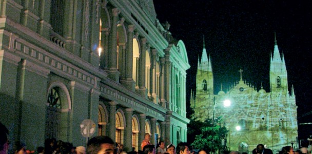 Espectáculo. La proyección de imágenes multicolores sobre la fachada de la Catedral en Santa Ana fue disfrutada por quienes asistieron a la inauguración de los festejos. Foto de LA PRENSA/Carlos Barahona