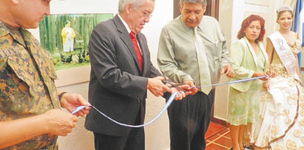 Inauguración. El embajador de Chile, Renato Sepúlveda, inauguró la exposición en la Casa de la Cultura. Foto de LA PRENSA/Miguel Marroquín