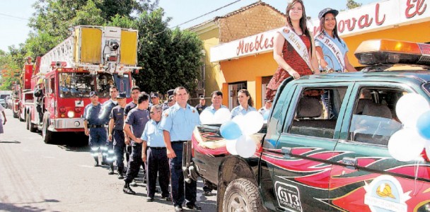 Fiesta. Con sirena abierta, payasos, malabaristas, bandas de paz y batucada, el desfile partió de la sede local de Bomberos. Fotos de LA PRENSA/Carlos Barahona