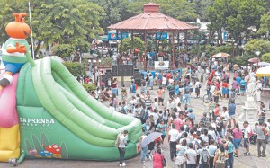 Diversión. El parque Libertad fue el punto de encuentro para que jóvenes y adultos compartieran diferentes actividades propias de la cultura criolla. Foto de LA PRENSA/Miguel Marroquín