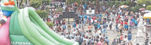 Diversión. El parque Libertad fue el punto de encuentro para que jóvenes y adultos compartieran diferentes actividades propias de la cultura criolla. Foto de LA PRENSA/Miguel Marroquín