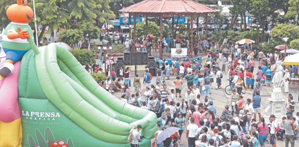 Diversión. El parque Libertad fue el punto de encuentro para que jóvenes y adultos compartieran diferentes actividades propias de la cultura criolla. Foto de LA PRENSA/Miguel Marroquín