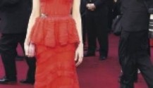 Michelle Williams arrancó miradas con su diseño de Louis Vuitton.
