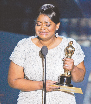 Emocionada. Octavia Spencer apenas pudo hablar de la emoción por recibir el premio a mejor actriz de reparto en los Oscar.