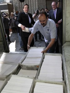 Empleado de USPS guarda boletas.