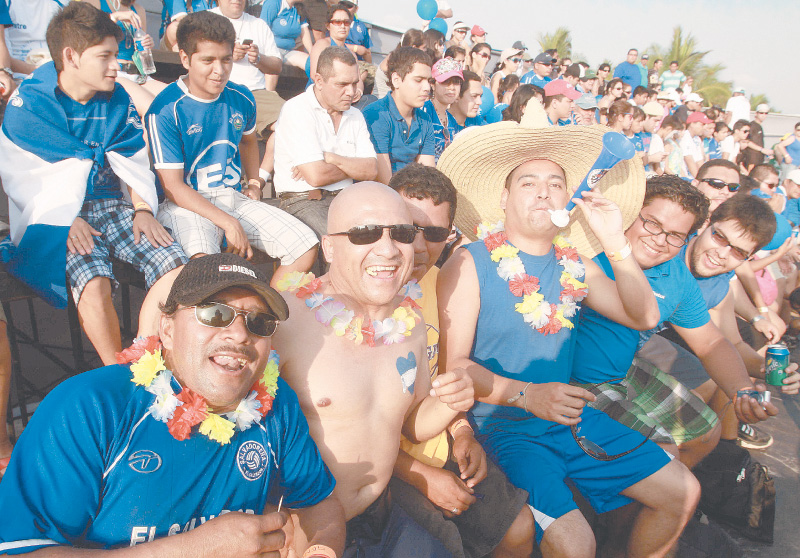 Foto de LA PRENSA/ Rony González Todas las edades. Jóvenes, adultos y niños convivieron ayer en el estadio de fútbol playa de la Costa del Sol. Todos pudieron ver la victoria de la Azul sobre Costa Rica.