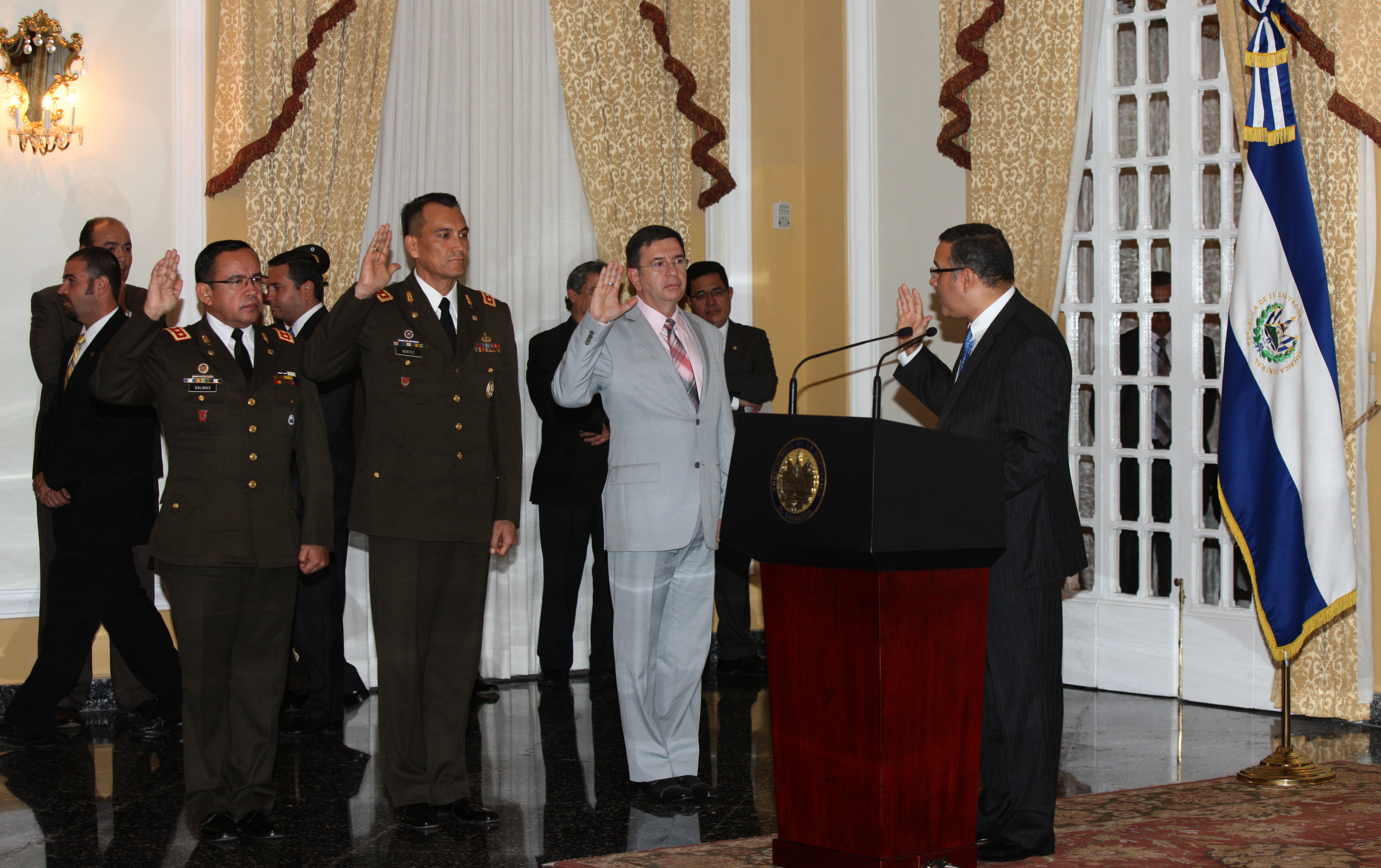 En noviembre de 2011, Manuel Melga, entonces ministro de Justicia y Seguridad presenta su renuncia al presidente Funes. Siendo juramentado como nuevo ministro, el general David Munguía Payés