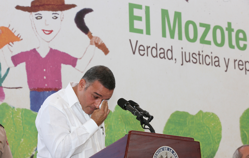 Funes se quebrantó, por primera y única vez, en público. Lloró al momento en que pedía perdón a los pobladores de los cantones, El Mozote, El Pinalito, Ranchería, Los Toriles, Jocote Amarillo, Cerro Pando, La Joya y Cerro Ortiz, que perdieron familiares durante es masacre.