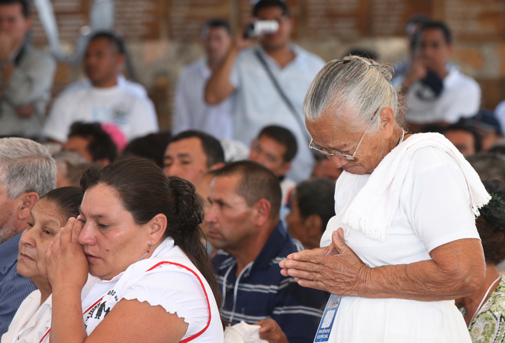 Pobladores lloraron durante el acto precedido por el presidente, en el cantón El Mozote, Morazán, mientras escuchaban el discurso de Funes.