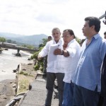 Pasada la tormenta, el presidente Funes, visitó el municipio de Sacacoyo, en Sonsonate, donde se localiza el puente de Ateos, que cedió ante la crecida del río durante el paso de la tormenta.
