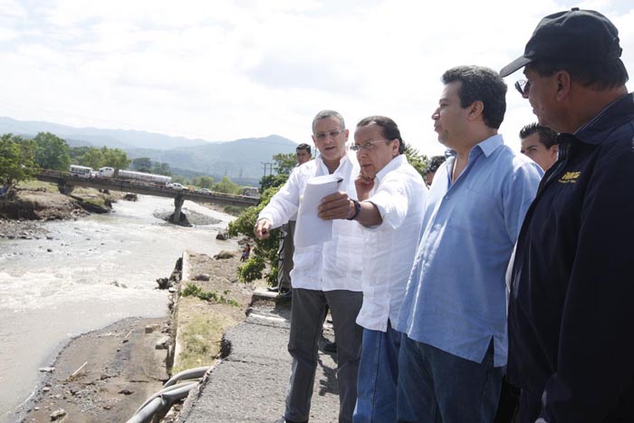 Pasada la tormenta, el presidente Funes, visitó el municipio de Sacacoyo, en Sonsonate, donde se localiza el puente de Ateos, que cedió ante la crecida del río durante el paso de la tormenta.