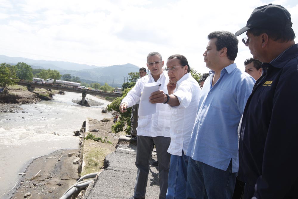 Pasada la tormenta, el presidente Funes, visitó el municipio de Sacacoyo, en Sonsonate, donde se localiza el puente de Ateos, que cedió ante la crecida del río durante el paso de la tormenta.