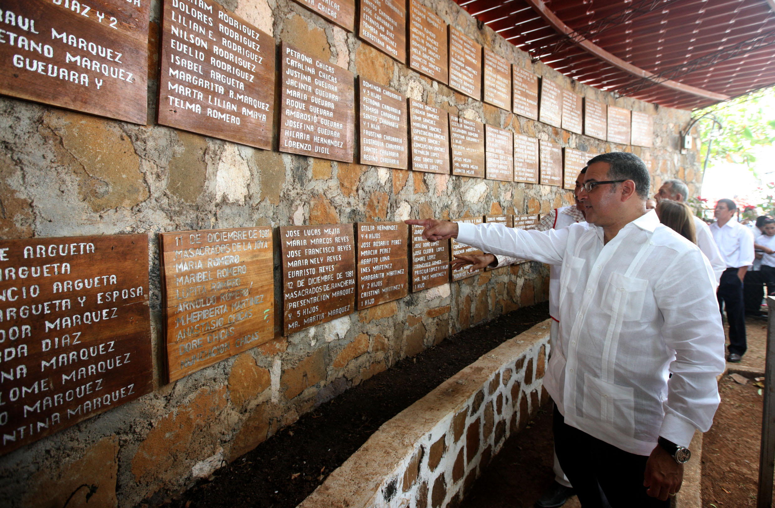 Durante la visita al cantón El Mozote, Morazán, el mandatario realizó un recorrido por el monumento donde se encuentran los nombres de las personas de las víctimas del múltiple asesinato.