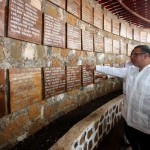 Durante la visita al cantón El Mozote, Morazán, el mandatario realizó un recorrido por el monumento donde se encuentran los nombres de las personas de las víctimas del múltiple asesinato.