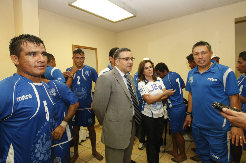 Una vez finalizado el encuentro, Funes, junto a la primera dama de la República, Vanda Pignato, conversaron en camerinos con los seleccionados y cuerpo técnico.