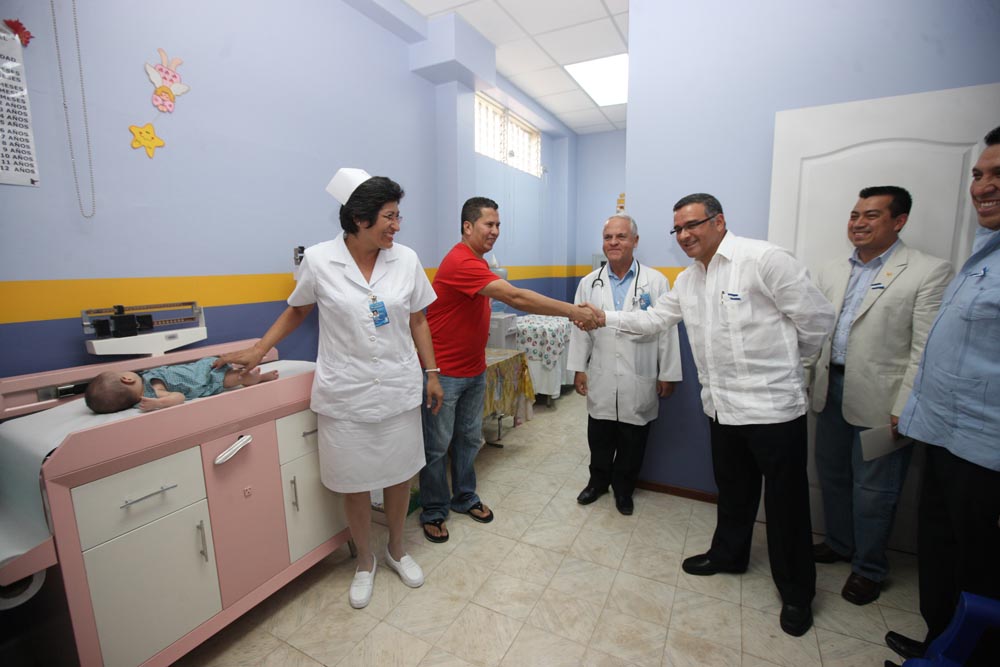 El presidente Funes, junto al  director del Instituto Salvadoreño del Seguro Social (ISSS), Leonel Flores, realizó una visita por las instalaciones de la Unida médica.