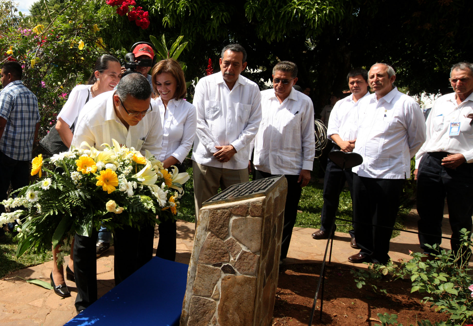 El presidente de la República, Mauricio Funes en compañía de la primera dama , Vanda Pignato, y el presidente de la Asamblea Legislativa, Sigfrido Reyes colocan una ofrenda floral en memoria de todos los niños que fallecieron en la masacre ocurrida en el cantón El Mozote, Morazán.