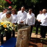 El presidente de la República, Mauricio Funes en compañía de la primera dama , Vanda Pignato, y el presidente de la Asamblea Legislativa, Sigfrido Reyes colocan una ofrenda floral en memoria de todos los niños que fallecieron en la masacre ocurrida en el cantón El Mozote, Morazán.