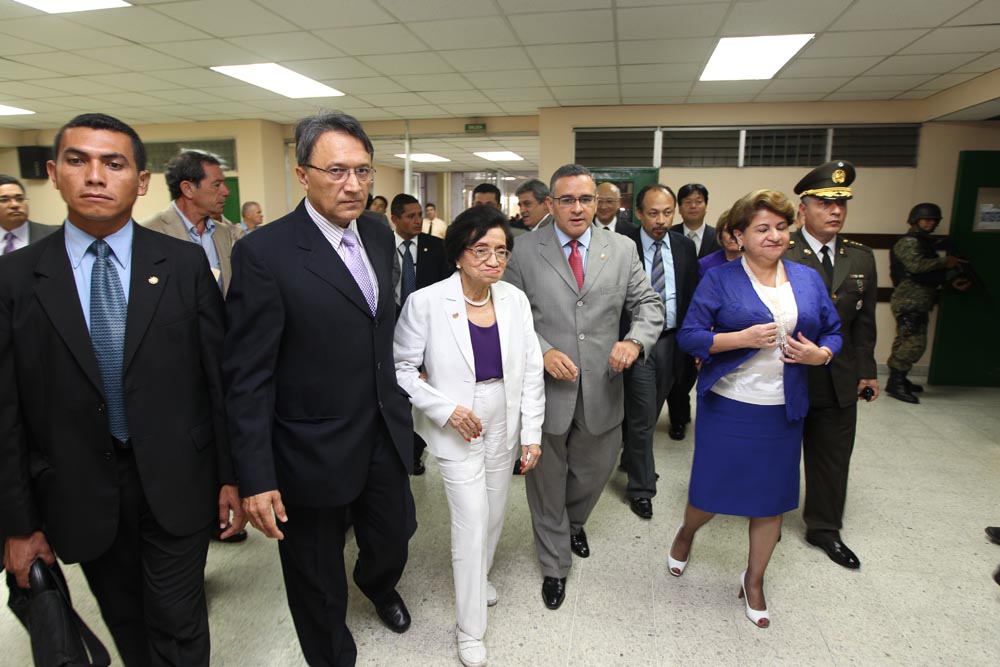 En julio de 2011, el mandatario inauguró la segunda planta del hospital Rosales, que fue remodelada con el apoyo de la cooperación internacional del pueblo Japón por un monto de $1.5 millones.