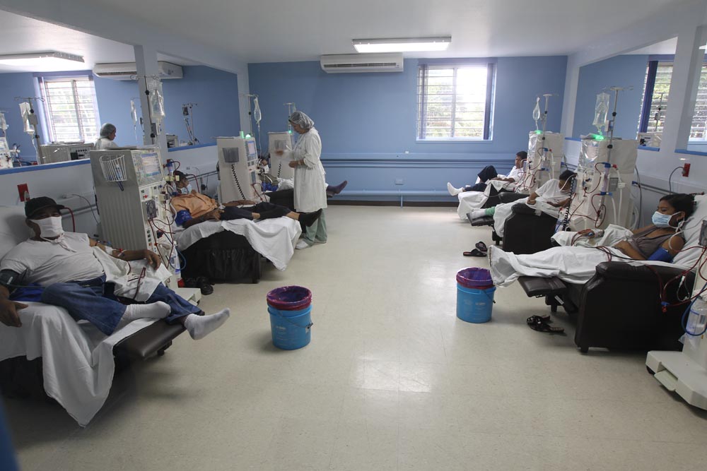 El área remodelada en el hospital Rosales cuenta con instalaciones eléctricas, hidráulicas y de aire acondicionado, contando con una capacidad de 172 camas y 30 sillones para el tratamiento de hemodiálisis.